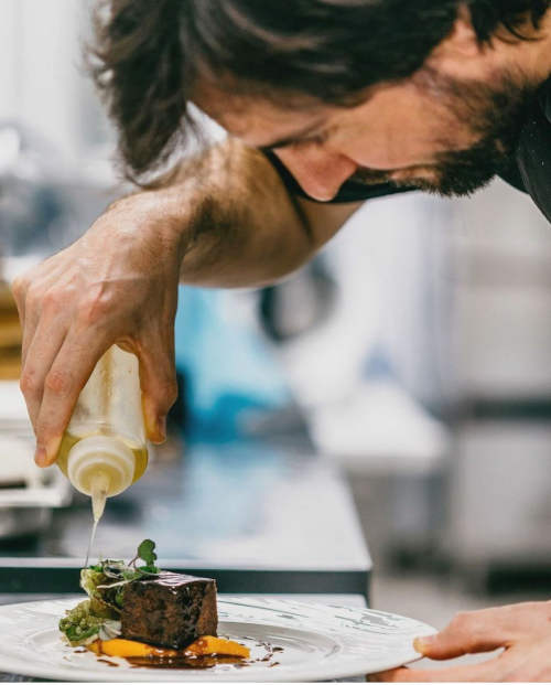 Luis Santos preparando un plato para un catering